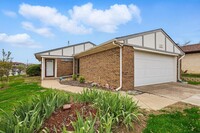 Building Photo - 2207 Jamestown Ln