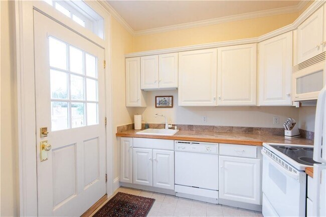 Building Photo - 6 Restmere Ter