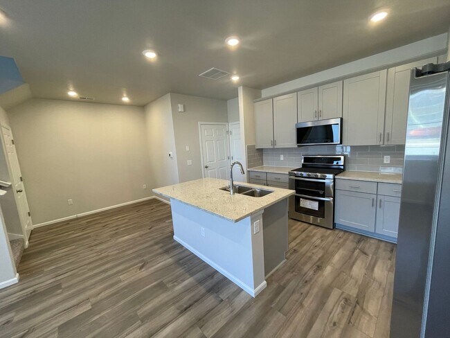 Building Photo - Updated 3 Bedroom Townhome Available July