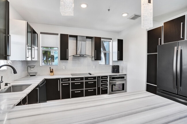 Building Photo - 365 SE 6th Ave