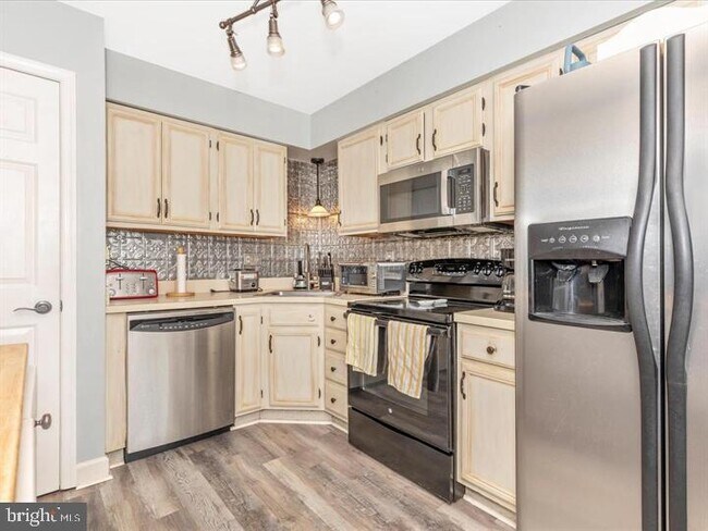 Building Photo - 6338 Towncrest Ct