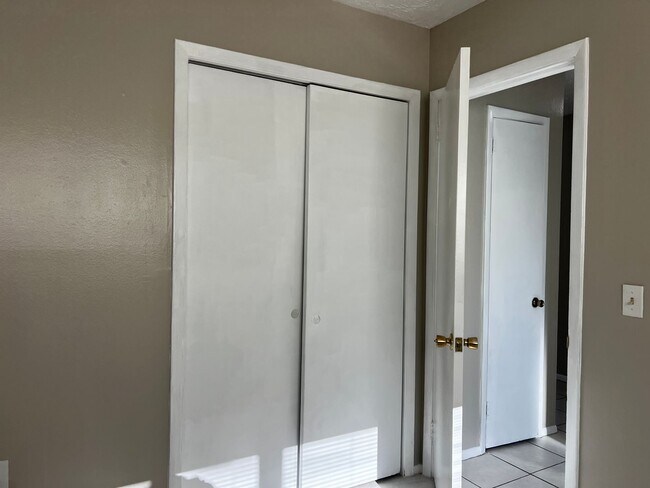 Building Photo - 2BD/1BA/Single carport - Venice