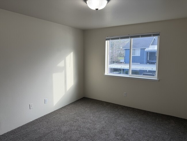 Building Photo - 1866 NE Fairview Ave