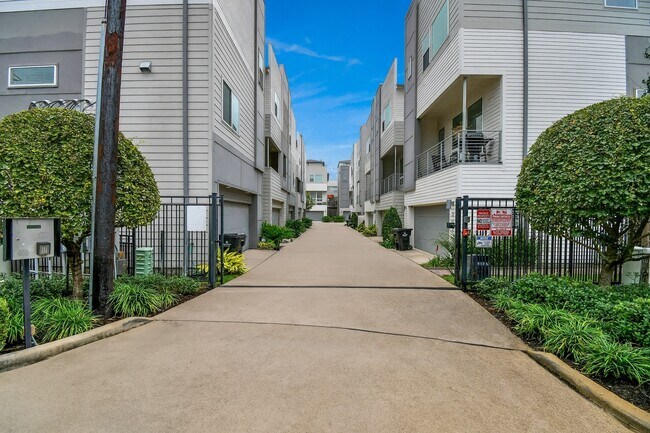 Building Photo - 326 Eado Park Cir