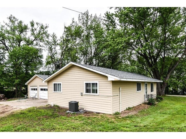 Building Photo - 1621 Larson Dr