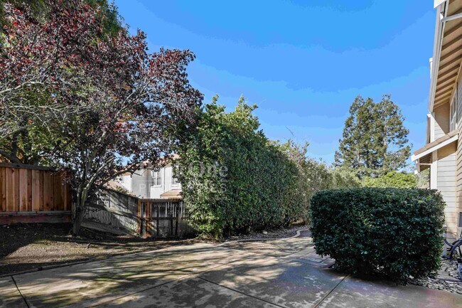 Building Photo - Beautiful Home in Peacock Creek