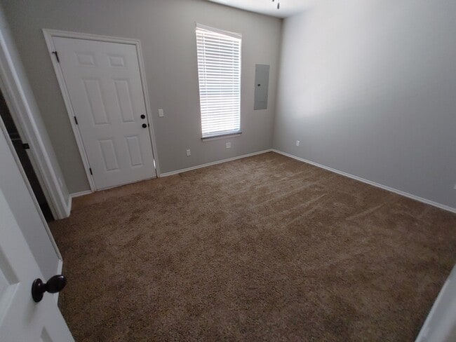 Building Photo - Beautiful 3BR/2BA Home w/ Granite Counters • Garage Parking in El Reno