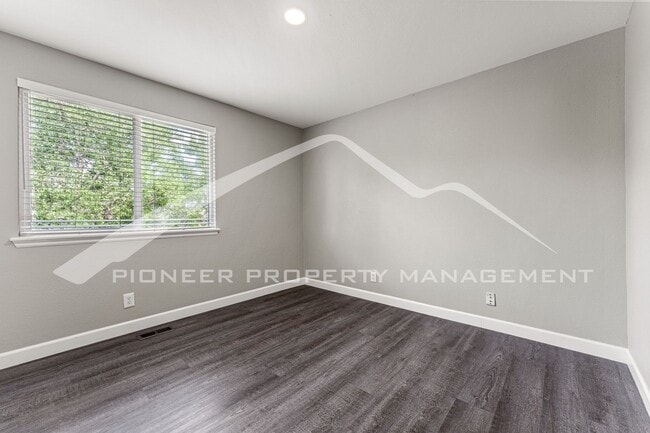 Building Photo - Single Family Home with 2 Car Garage and Central Air!