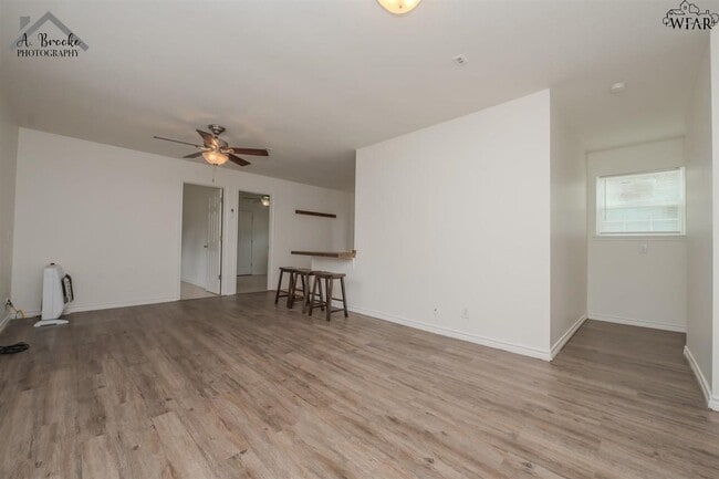 Building Photo - 410 W Pecan Ave