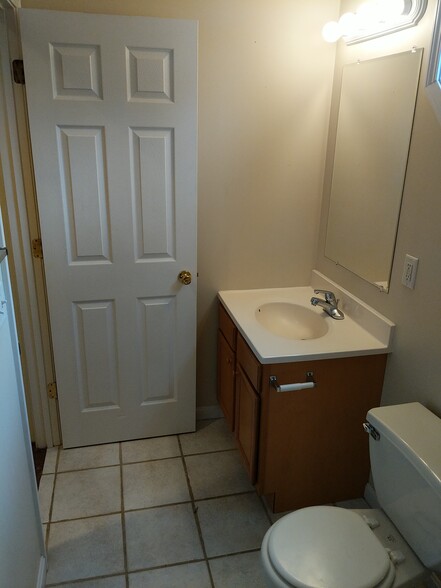 Full Bathroom, 2nd Floor - 1411 Monroe Ave.