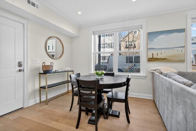 Building Photo - 521 E 8th St