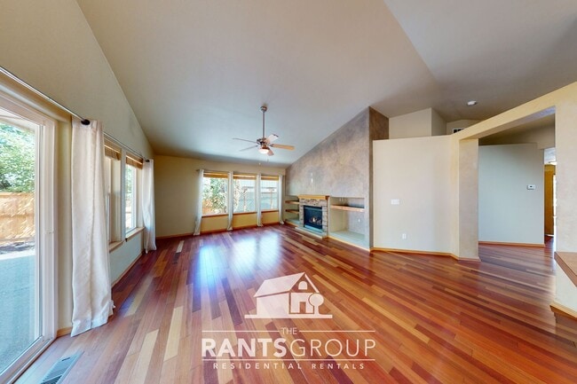 Building Photo - Well-Maintained 2-Bed / 2-Bath Home with A...