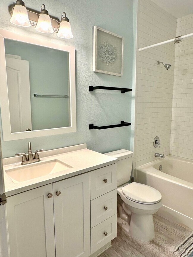 Building Photo - 2 Bedroom condo with 2 Car Garage Condo Fo...