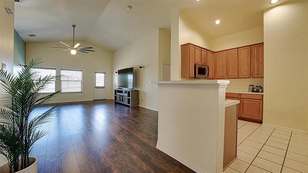 Building Photo - Room in House on Winterberry Ln