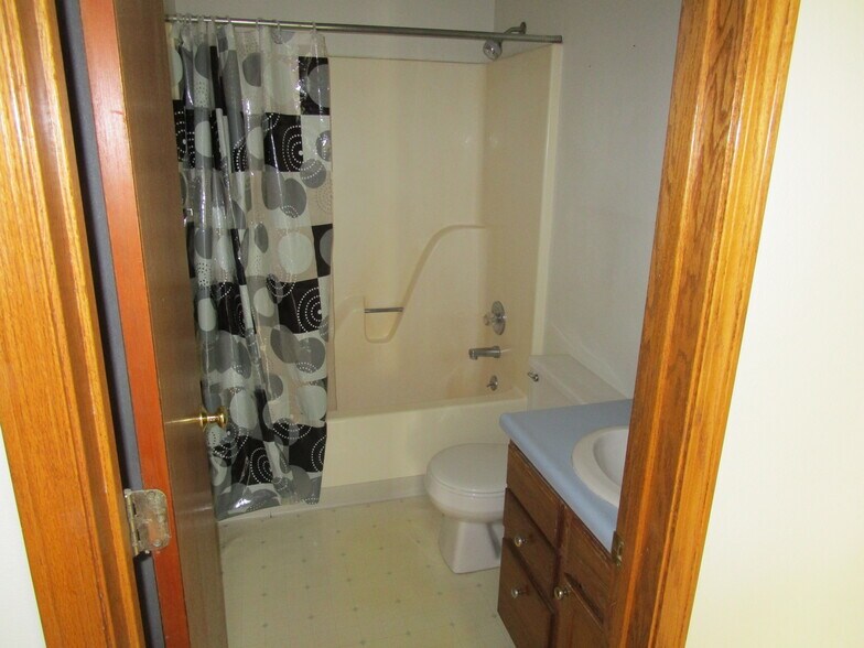 Upstairs full bath - 2207 Oakleaf St