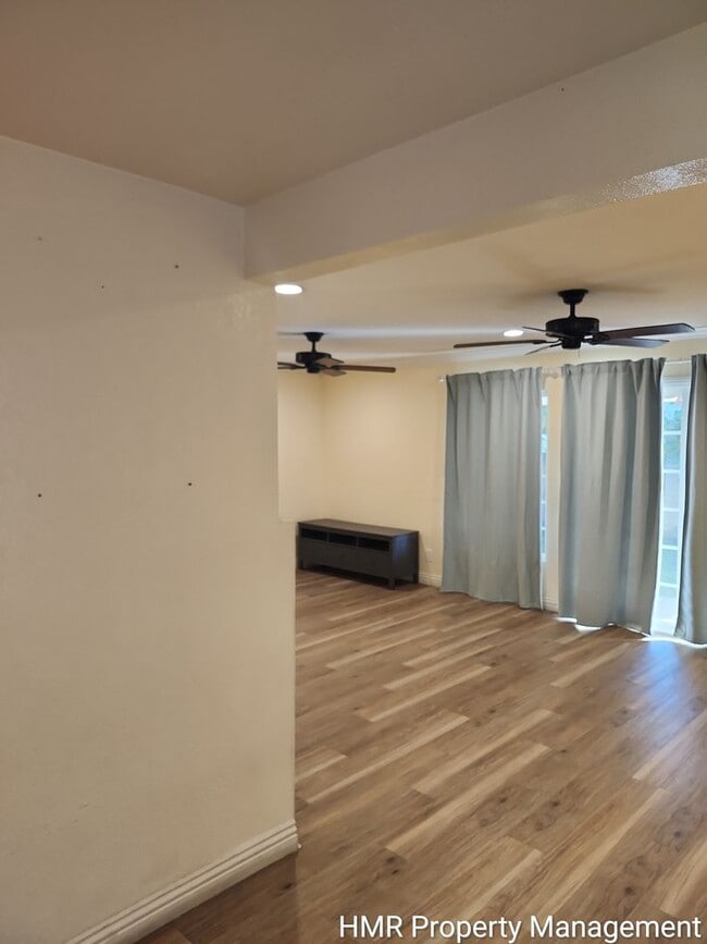 Building Photo - MOVE IN SPECIAL - Charming Single-Story Home