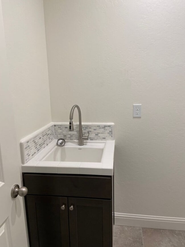 Building Photo - 4 Bedroom home located in Northside Visalia! Available Soon!