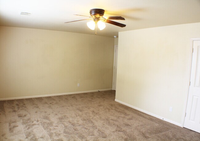 Building Photo - Beautiful Rental now available in Thistle ...