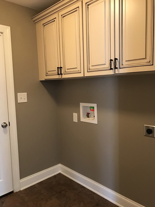 Building Photo - 3564 Drake Rd