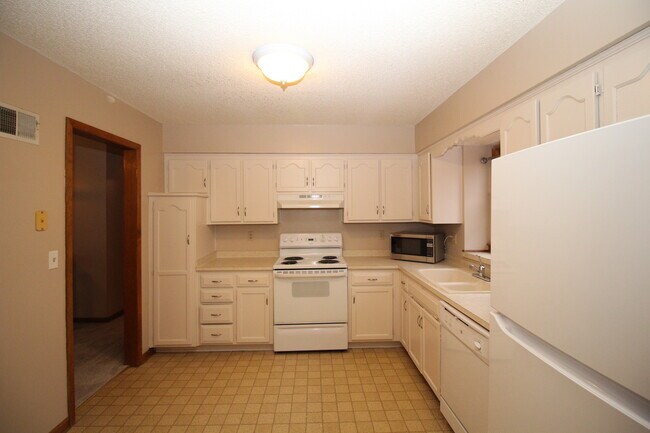 Building Photo - Huge 3 Bed 2.5 Bath home Overland Park