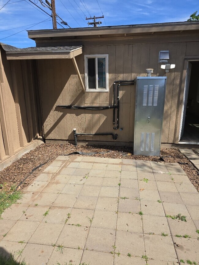 Building Photo - 715 E Roseburg Ave