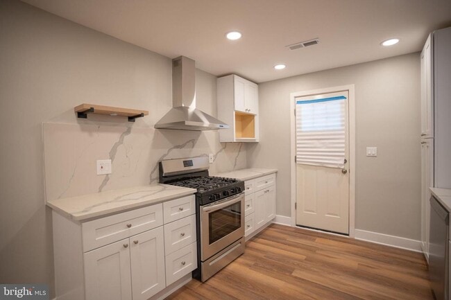 Building Photo - Large 3 bedroom with powder room on 1st fl