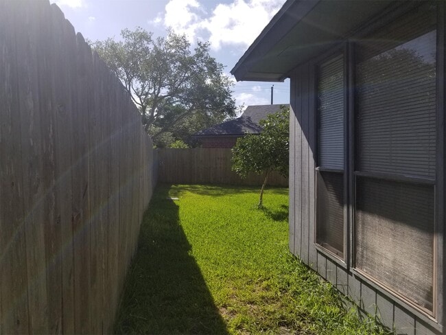 Building Photo - 6925 Fawn Ridge Dr