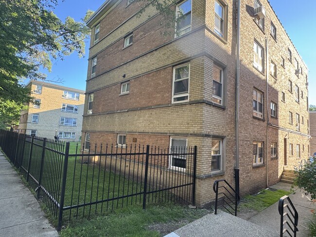 Building Photo - 6114 N Damen Ave