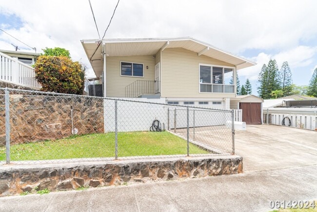 Building Photo - $2,600 / 1br - 1 BED 1 BATH DUPLEX (Honolulu)