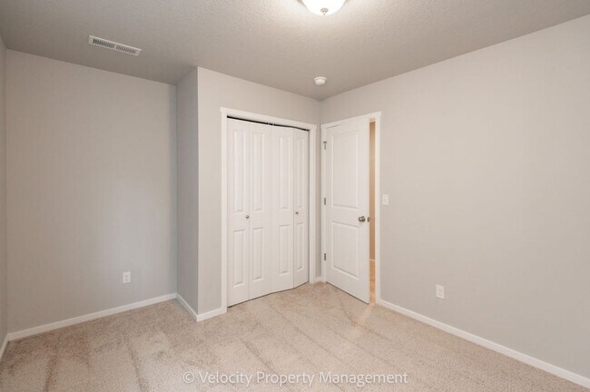 Building Photo - Beautiful 4 Bedroom Home in SE Bend with putting green!