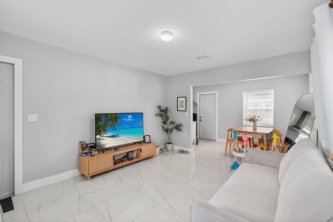 Building Photo - 614 N E St