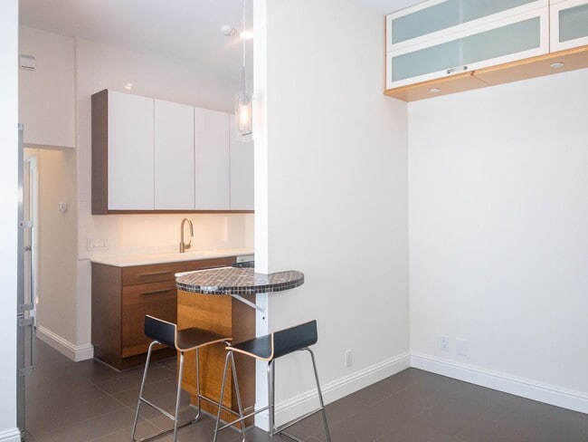 Building Photo - 1Bed/1Bath! Parking! Laundry! Garden! Pet! PROGRESSIVE