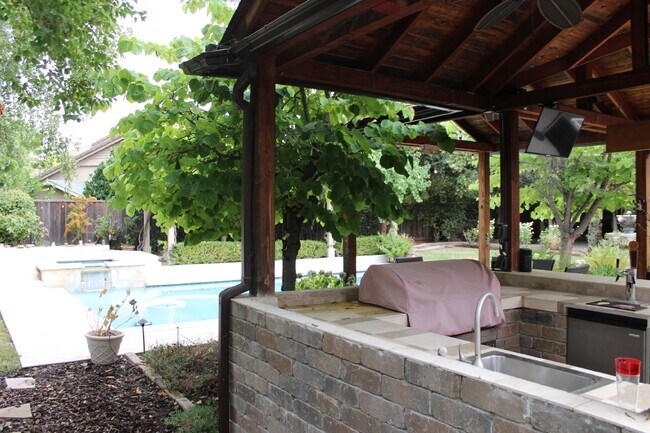 Building Photo - Gorgeous Single Story 3 Bedroom, 2 Bath wi...