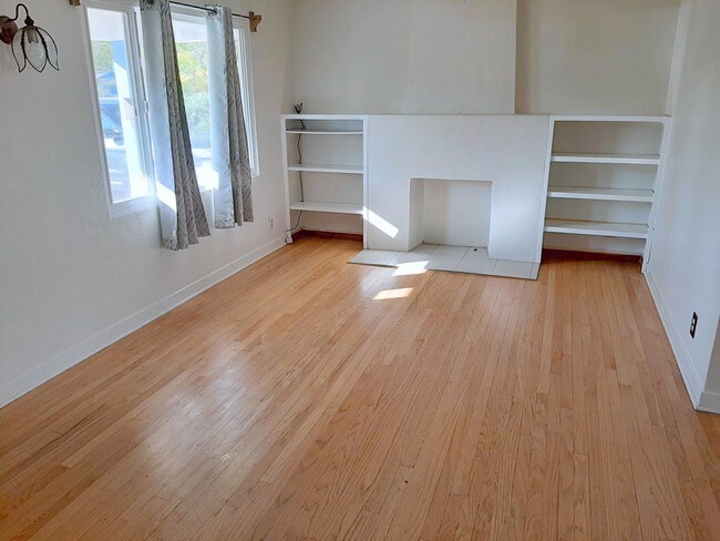 Building Photo - 808 Carlisle Blvd NE