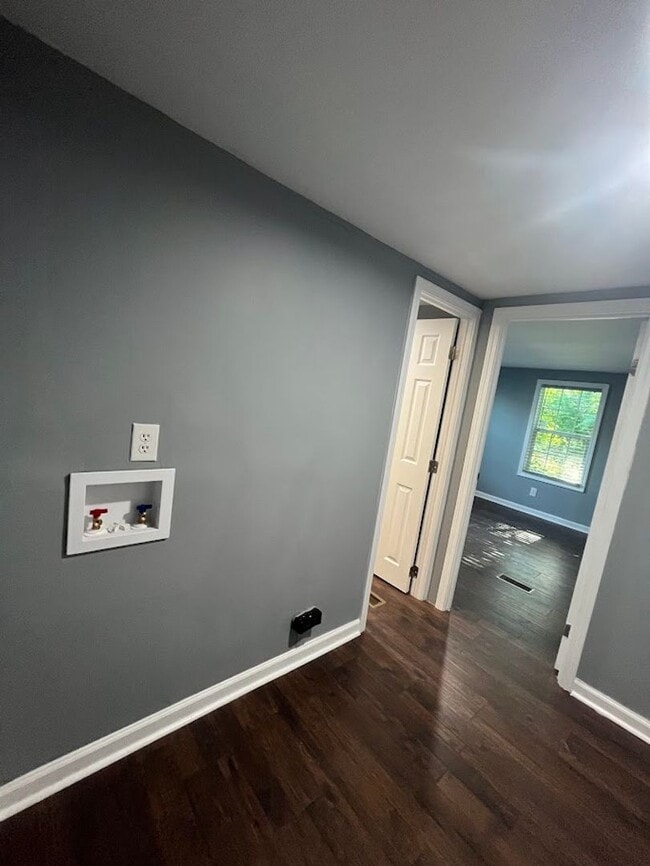 Building Photo - NEW LISTING!!