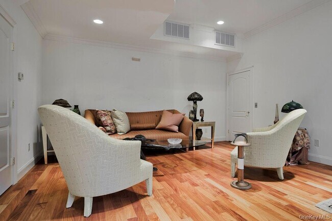 Building Photo - 702 Equestrian Way