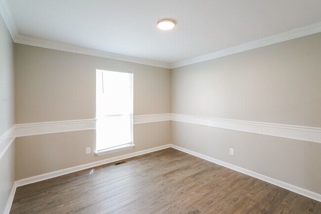 Building Photo - 2041 Windmeade Dr