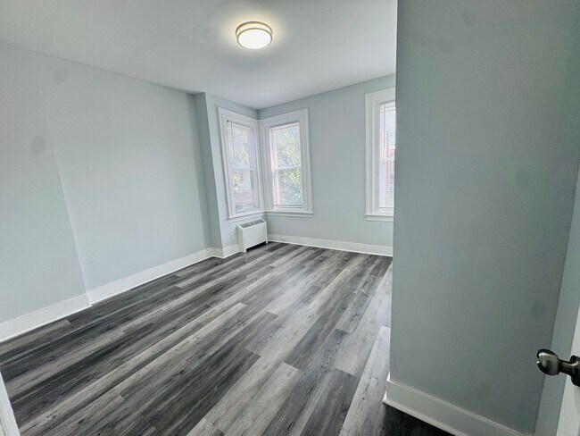 Building Photo - Large 4 bd Remodeled Section 8 Home!! Sect...