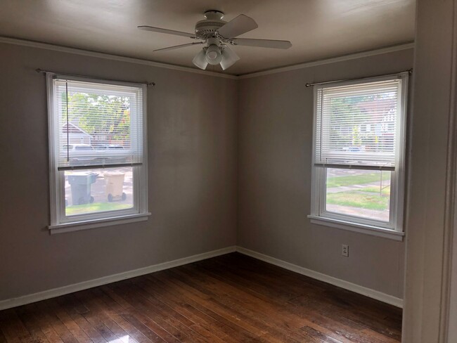 Building Photo - Charming 1-Bedroom Retreat in Vibrant Cour...