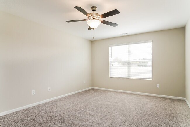 Building Photo - 561 Landing View Dr