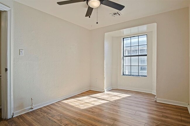 Building Photo - 2812 S Broadway Ave