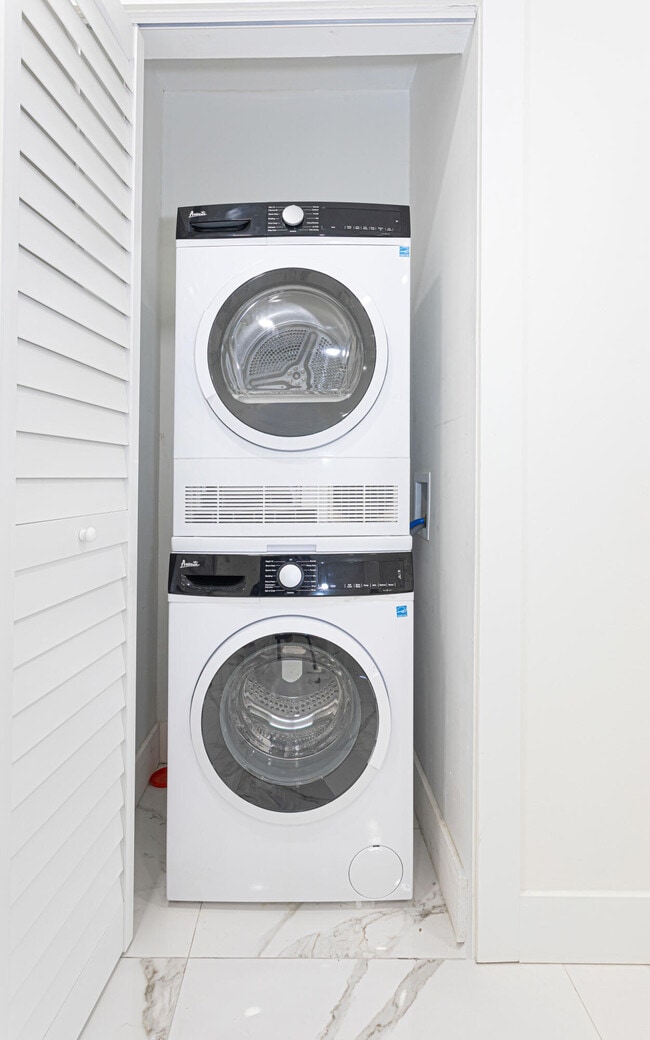 Building Photo - 8545 Casa Del Lago