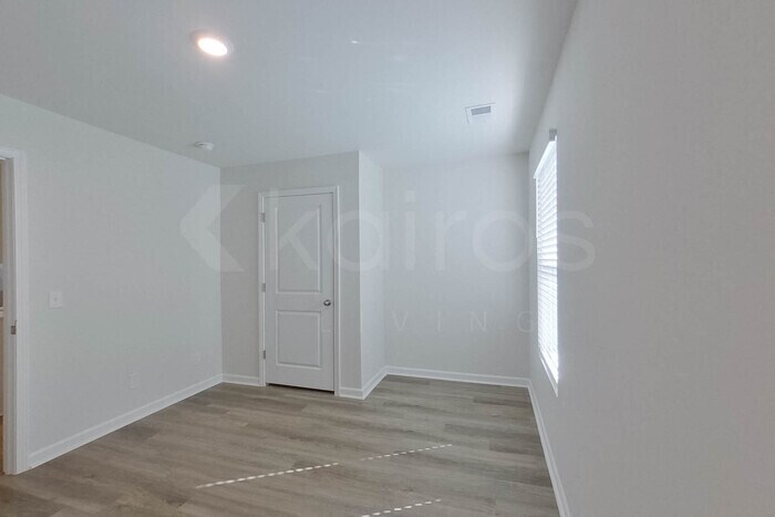 Building Photo - 112 Overstreet Way