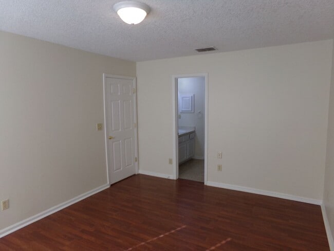 Building Photo - Nice 3/2 in convenient location