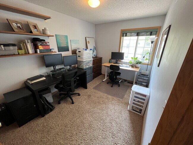 Building Photo - Spacious 3BR/1.5BA Townhome with Attached ...