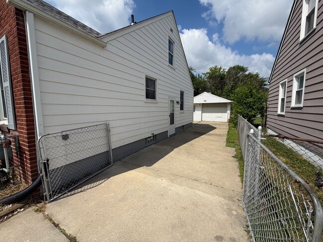 Building Photo - 3bd Bungalow w/basement