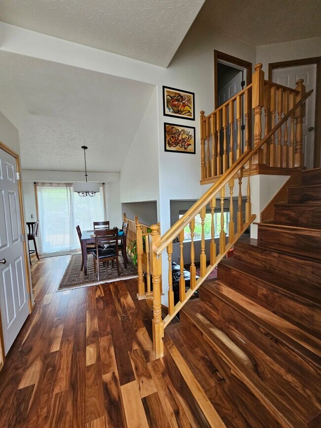 Building Photo - 4 bed/ 3 bath rental with a hot tub!