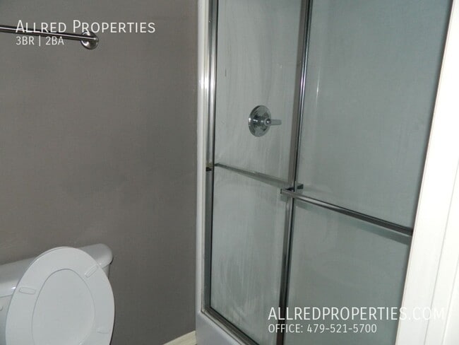 Building Photo - Fall Into Your New Home! 3 Bed, 2 Bath in ...