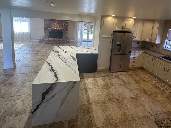 Building Photo - Beautiful 2-story pool home