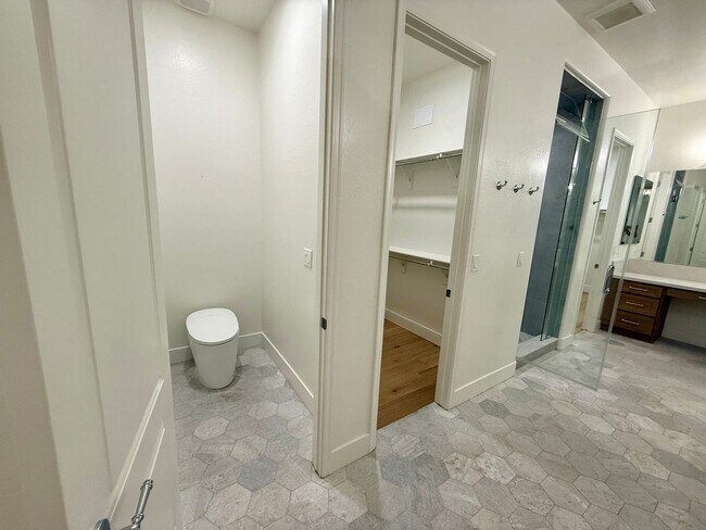 Building Photo - 1708 W Oberlin Way